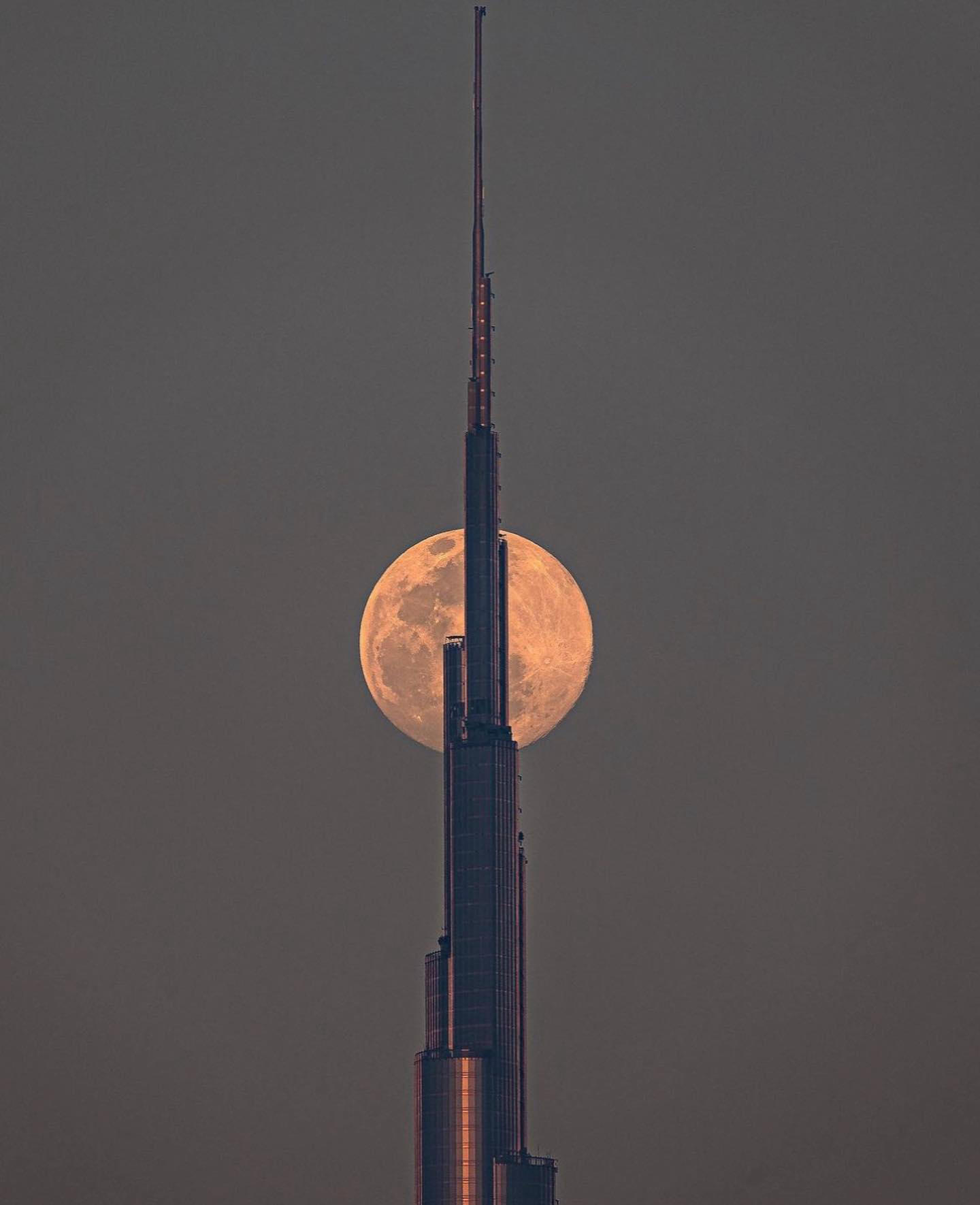 #BurjKhalifa Full Moon #Dubai